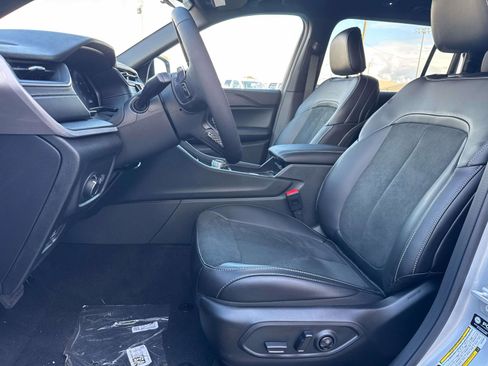 New 2025 Jeep Grand Cherokee L Laredo image 8