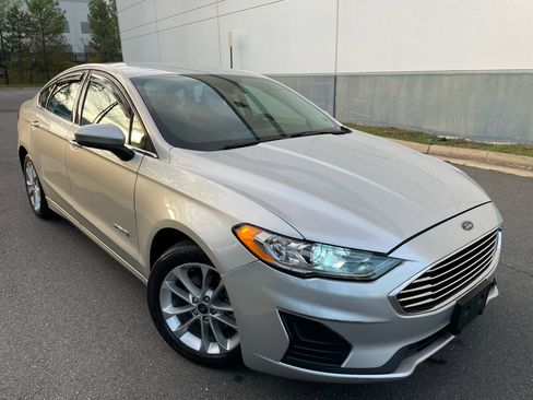 Used 2019 Ford Fusion SE image 1