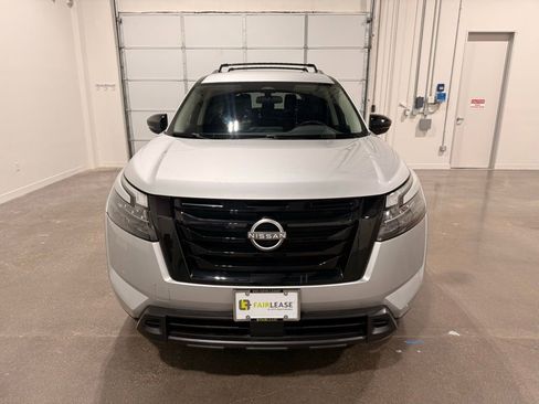 Used 2023 Nissan Pathfinder SV image 2