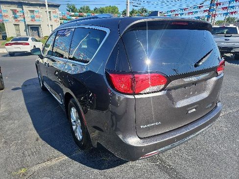 Used 2018 Chrysler Pacifica Touring-L image 4