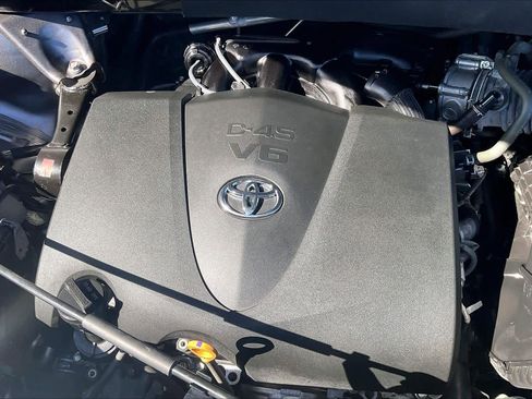 Used 2017 Toyota Highlander SE image 33