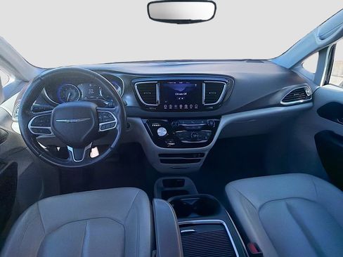 Used 2018 Chrysler Pacifica Touring-L Plus FWD image 16