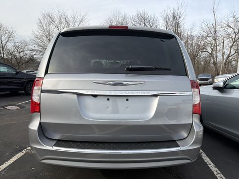 Used 2013 Chrysler Town & Country Touring image 6