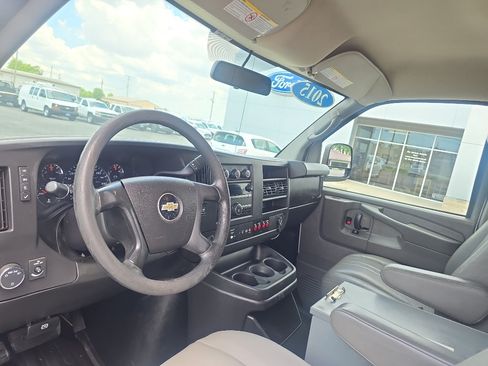 Used 2015 Chevrolet Express 2500 RWD image 18