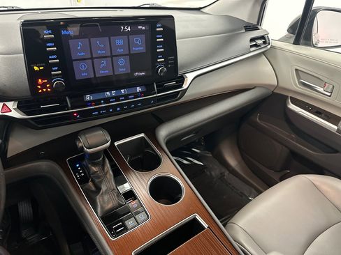 Used 2021 Toyota Sienna XLE image 27