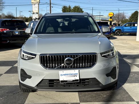 Used 2025 Volvo XC40 B5 Core image 3