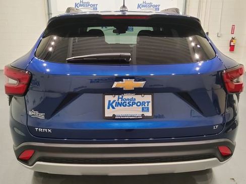 Used 2024 Chevrolet Trax LT w/ Sunroof Package FWD image 4