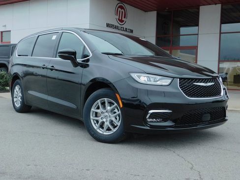 New 2025 Chrysler Pacifica Select w/ Uconnect Theater Family Group image 2