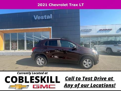Used 2021 Chevrolet Trax LT w/ LT Convenience Package image 4