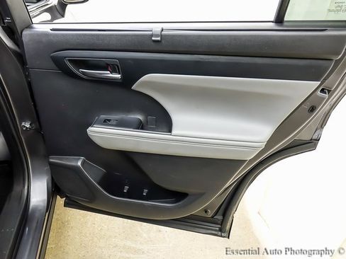 Used 2022 Toyota Highlander XLE image 24