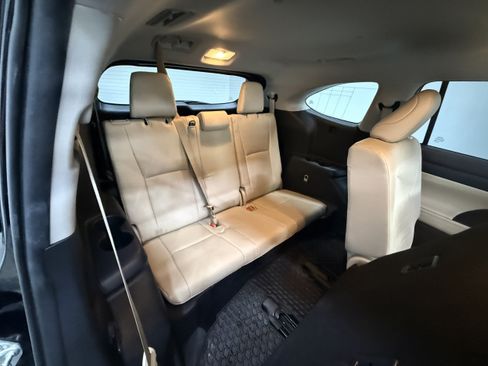 Used 2021 Toyota Highlander XLE AWD/4WD image 25
