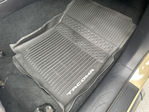 Used 2017 Toyota Tacoma TRD Off-Road w/ Premium & Technology Package image 27