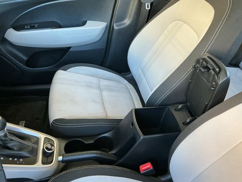 Certified 2024 Hyundai Venue SEL image 12