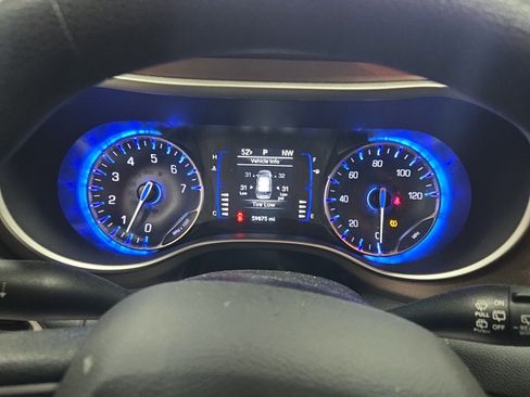 Used 2021 Chrysler Voyager L image 8