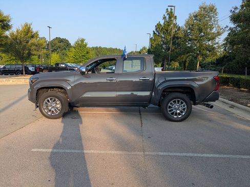 Used 2024 Toyota Tacoma Limited w/ Limited Package (LT) AWD/4WD image 7