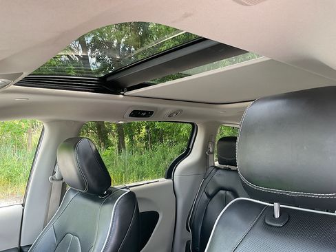 Used 2023 Chrysler Pacifica Limited FWD image 14
