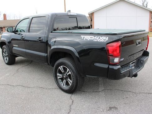 Used 2019 Toyota Tacoma TRD Sport image 7