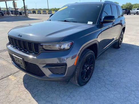 Used 2024 Jeep Grand Cherokee Altitude AWD/4WD image 2