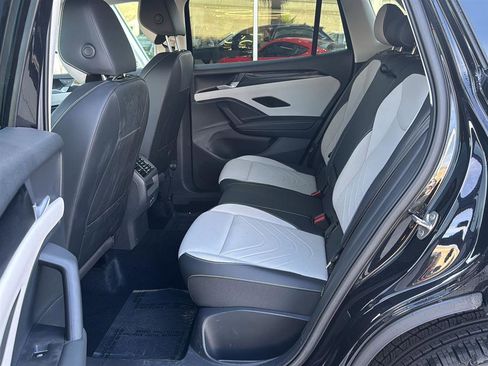 Used 2025 Volkswagen Tiguan SE image 14