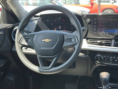 Used 2025 Chevrolet Trax LT FWD image 32