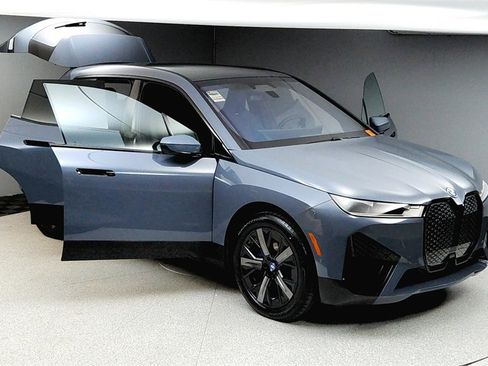 Used 2025 BMW iX xDrive50 w/ Premium Package image 17