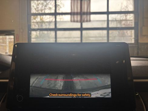 Used 2025 Toyota Corolla Cross LE image 17