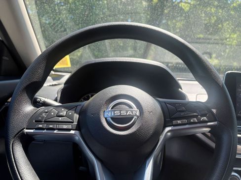 Used 2025 Nissan Altima 2.5 SV FWD image 25