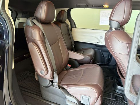 Used 2024 Toyota Sienna Platinum AWD/4WD image 31