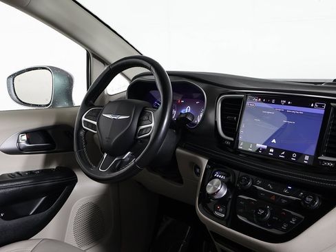 Used 2021 Chrysler Pacifica Touring-L image 22