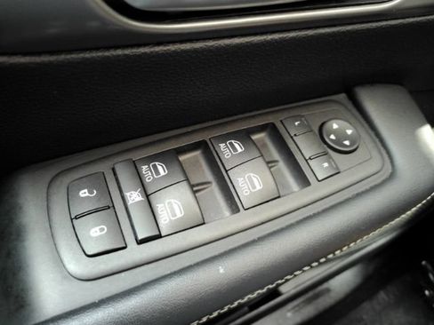 Used 2025 Chrysler Pacifica Select FWD image 41