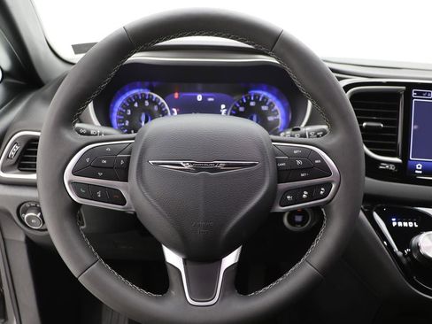 Used 2025 Chrysler Pacifica Select FWD image 16