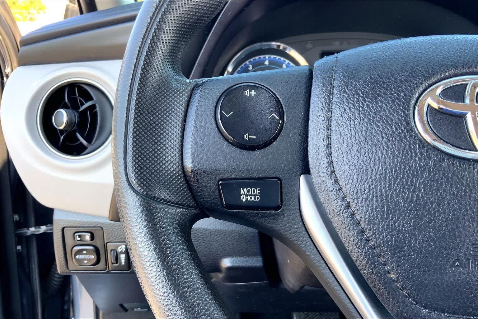 Used 2018 Toyota Corolla LE FWD image 23