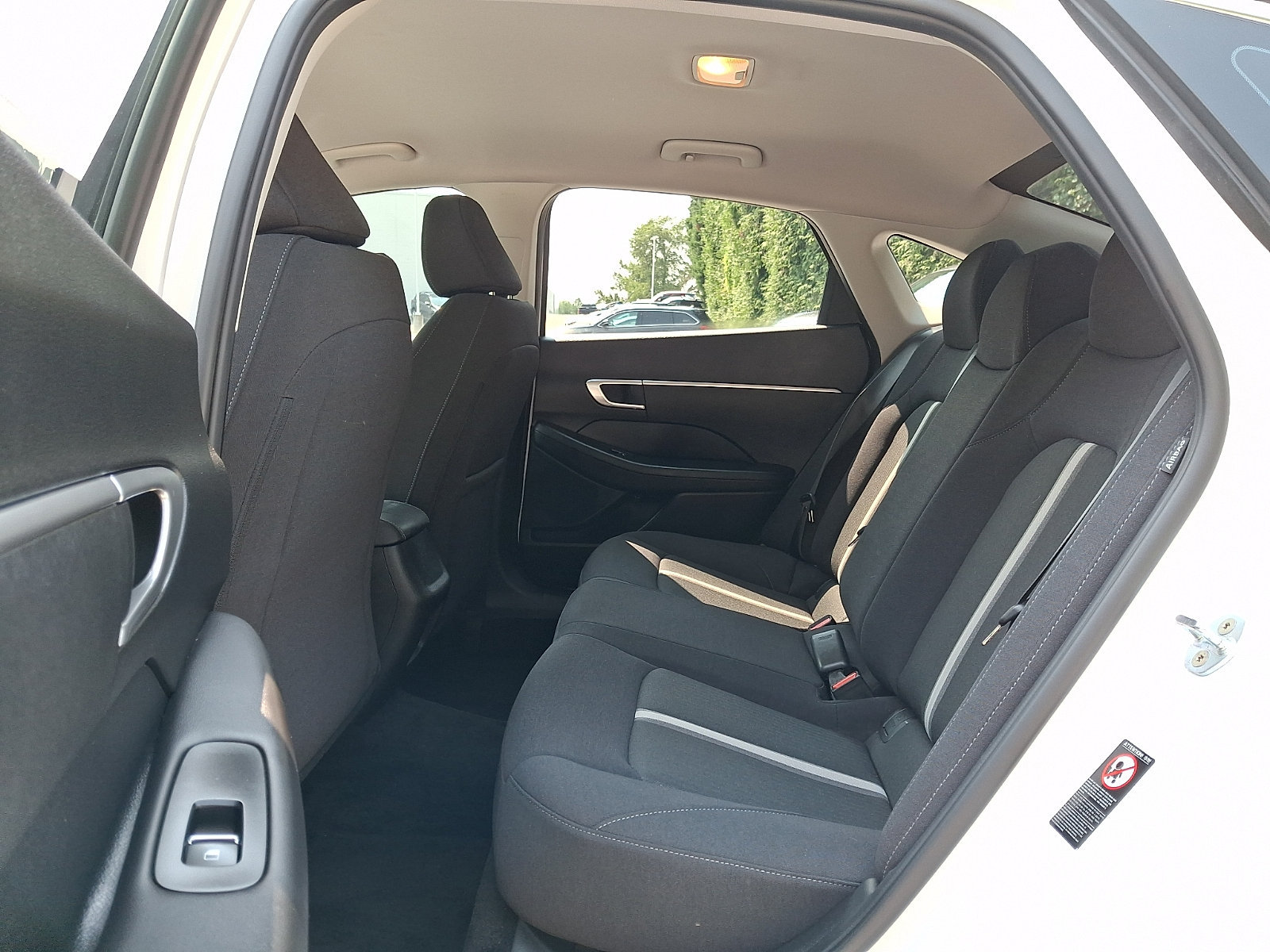 Used 2023 Hyundai Sonata SE w/ Preferred Accessory Package FWD image 11