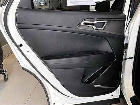 Used 2023 Kia Sportage LX image 19