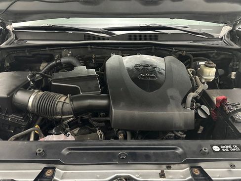 Used 2016 Toyota Tacoma TRD Sport image 11