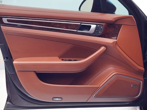 Certified 2022 Porsche Panamera Platinum Edition image 13