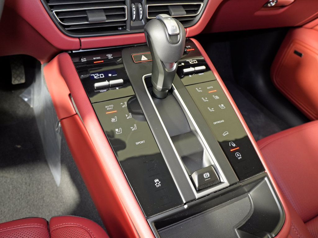Certified 2026 Porsche Macan AWD/4WD image 29