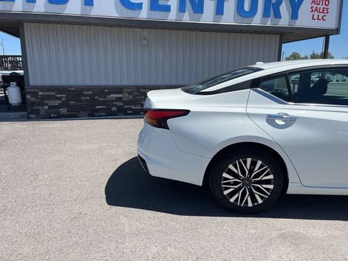 Used 2025 Nissan Altima 2.5 SV FWD image 12