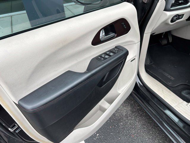Used 2017 Chrysler Pacifica Limited FWD image 25