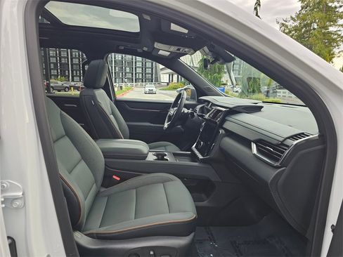 Used 2025 GMC Acadia AT4 w/ Super Cruise Package image 11