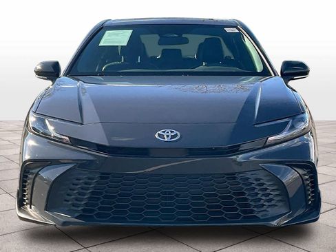 Used 2025 Toyota Camry SE image 3