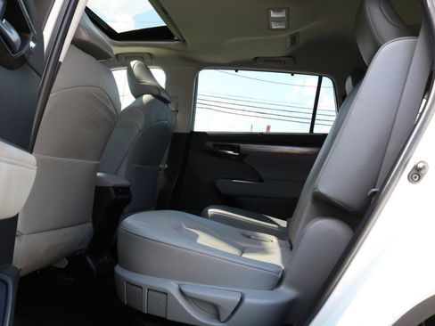 Used 2021 Toyota Highlander Limited AWD/4WD image 41