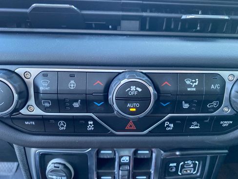 Used 2025 Jeep Gladiator Overland AWD/4WD image 15