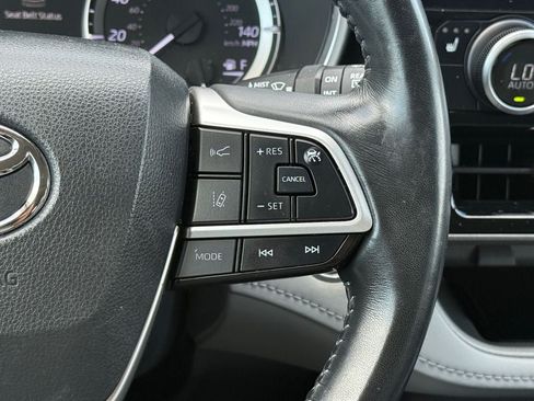 Used 2023 Toyota Highlander XLE FWD image 21