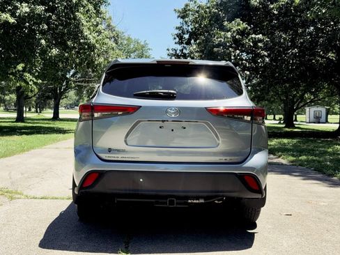 Used 2021 Toyota Highlander XLE AWD/4WD image 5