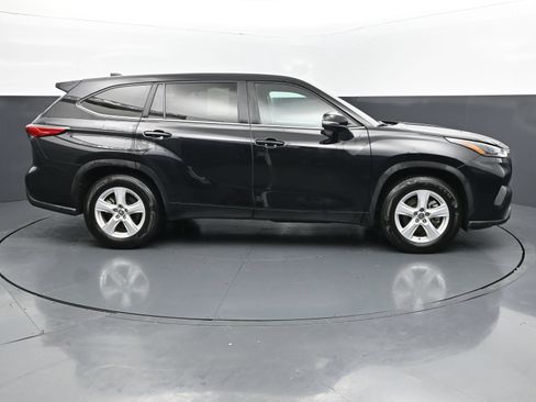 Used 2023 Toyota Highlander L FWD image 6