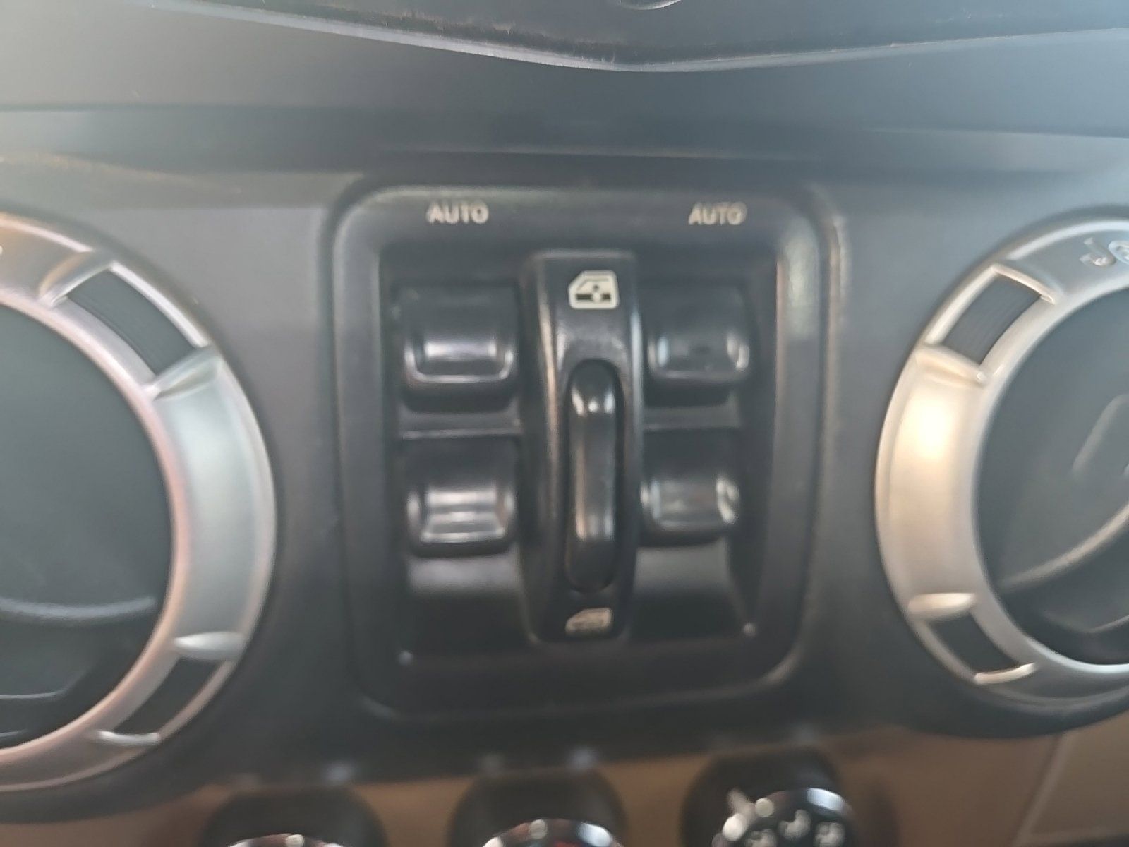 Used 2015 Jeep Wrangler Unlimited Rubicon w/ Connectivity Group AWD/4WD image 22