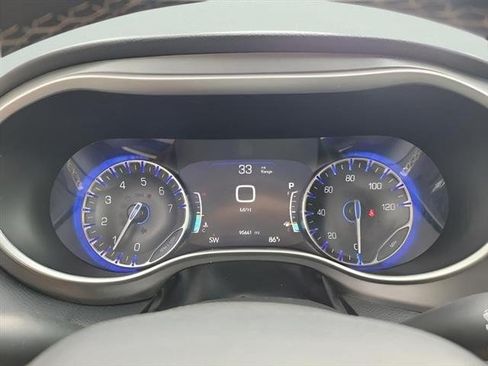 Used 2022 Chrysler Pacifica Touring-L FWD image 8