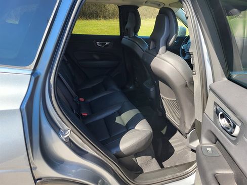 Used 2018 Volvo XC60 T6 Momentum w/ Advanced Package image 14