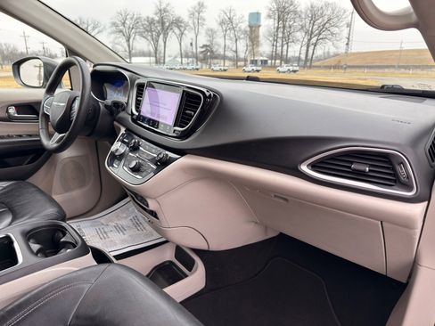 Used 2022 Chrysler Pacifica Touring-L image 46